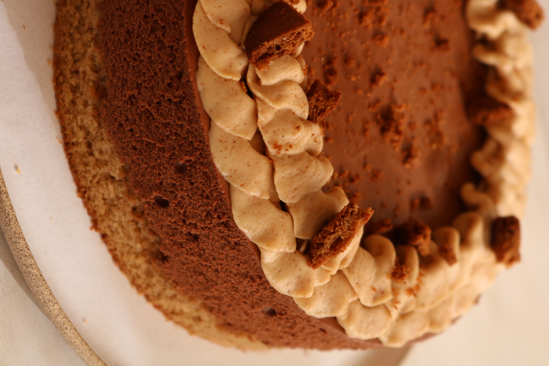Receita do ebook Duo de Texturas Vol. 3 — Bolo Mousse de Chocolate Amargo & Biscoff