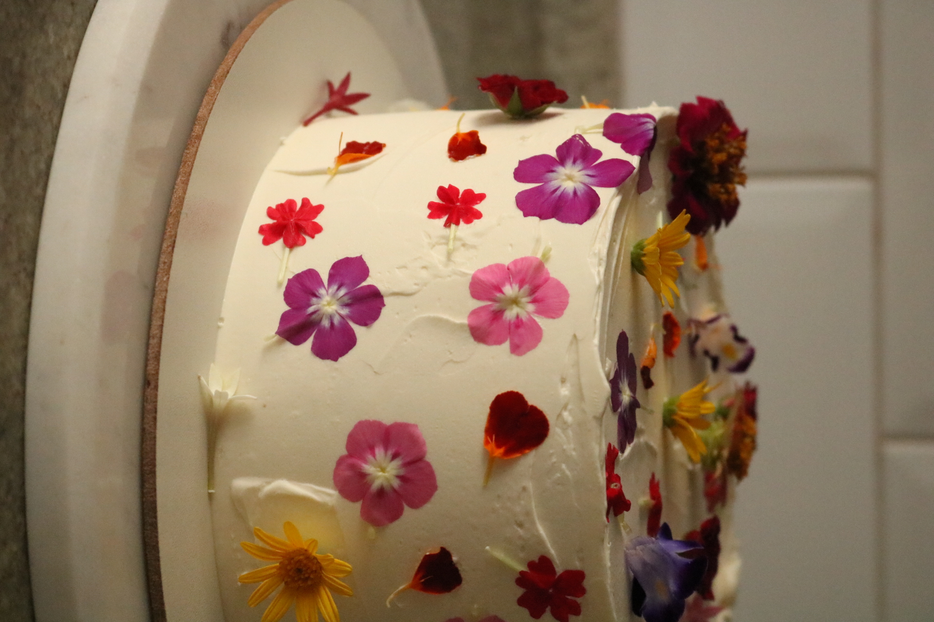 Bolo branco com flores comestíveis coloridas