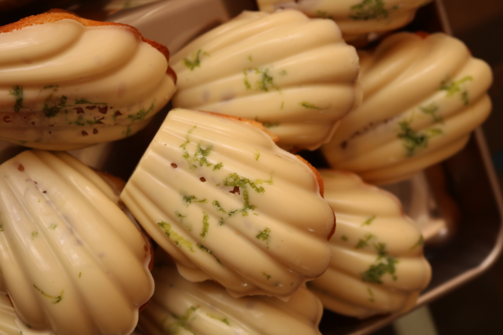 Madeleines com cobertura de chocolate branco