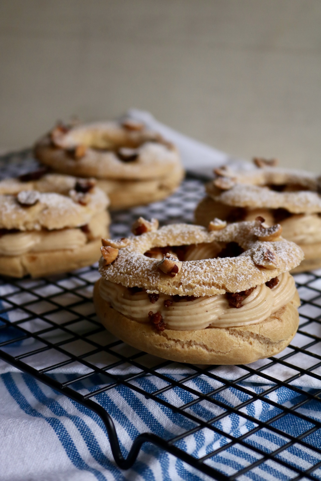 Paris-Brest artesanal na grade de resfriamento
