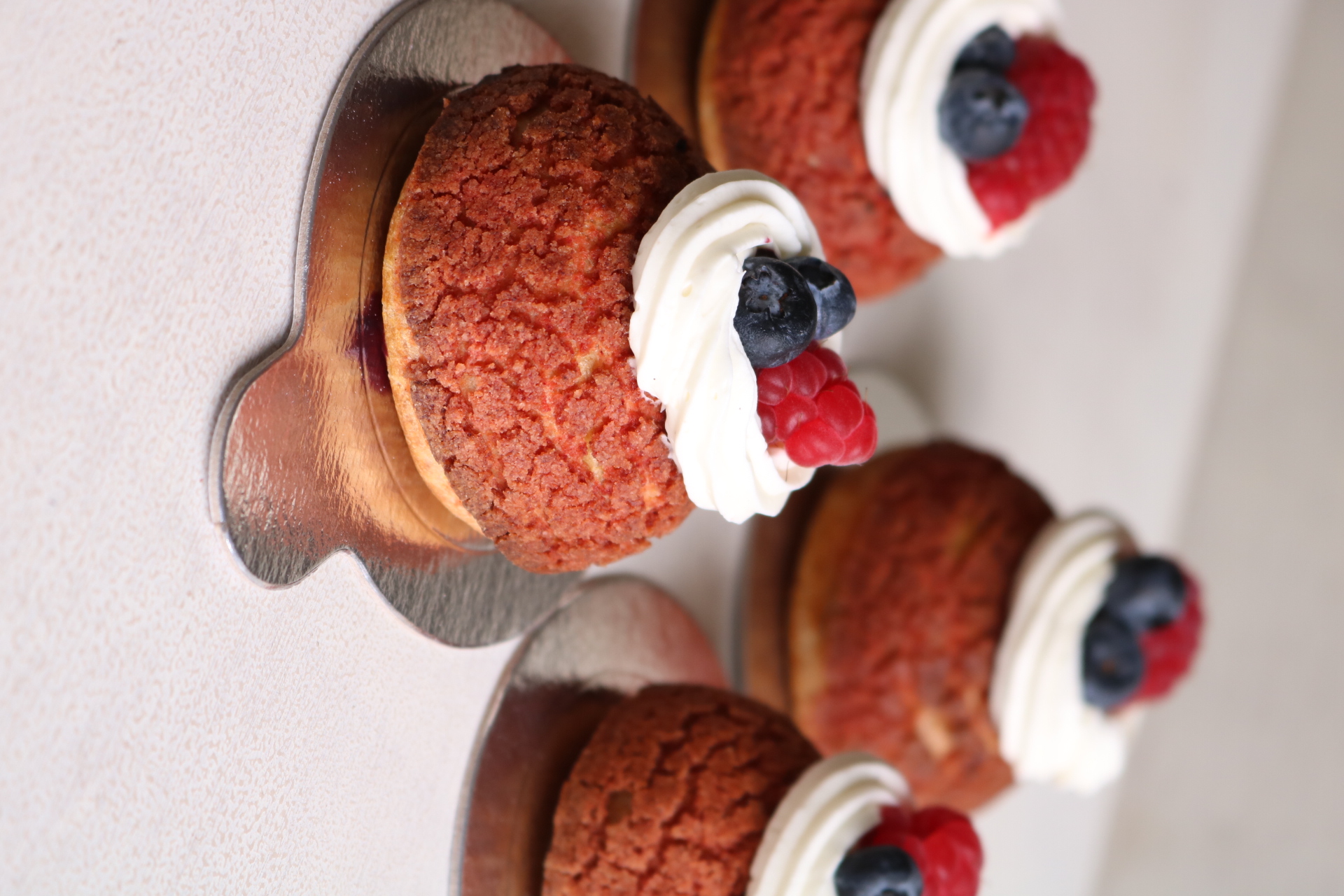 Choux com frutas vermelhas