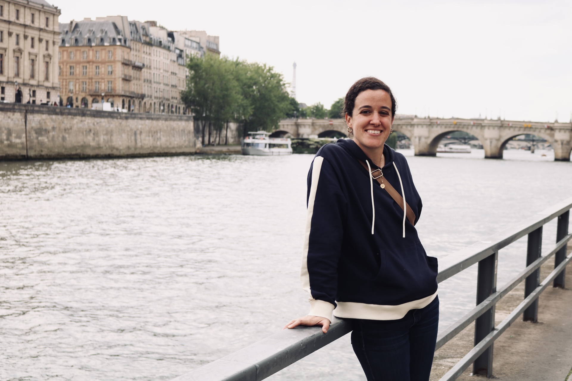 Ana às margens do Sena em Paris